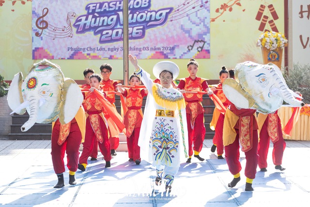 Mang bà ngoại lên sân khấu, teen Trường THPT Hùng Vương thắng lớn hội thi flashmob 2026 - Ảnh 10.