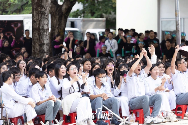 Mang bà ngoại lên sân khấu, teen Trường THPT Hùng Vương thắng lớn hội thi flashmob 2026 - Ảnh 6.