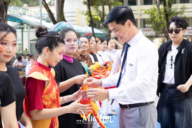 Mang bà ngoại lên sân khấu, teen Trường THPT Hùng Vương thắng lớn hội thi flashmob 2026 - Ảnh 23.