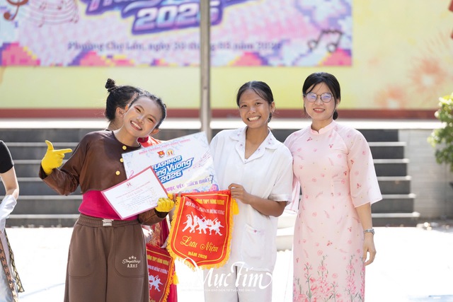 Mang bà ngoại lên sân khấu, teen Trường THPT Hùng Vương thắng lớn hội thi flashmob 2026 - Ảnh 26.
