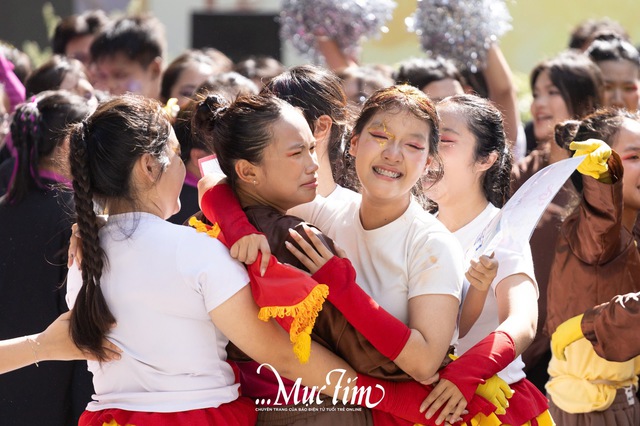 Mang bà ngoại lên sân khấu, teen Trường THPT Hùng Vương thắng lớn hội thi flashmob 2026 - Ảnh 25.