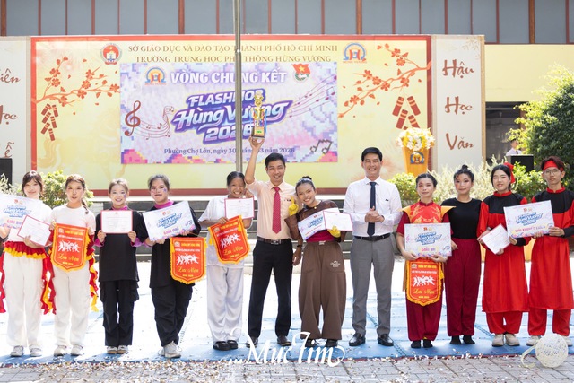 Mang bà ngoại lên sân khấu, teen Trường THPT Hùng Vương thắng lớn hội thi flashmob 2026 - Ảnh 24.