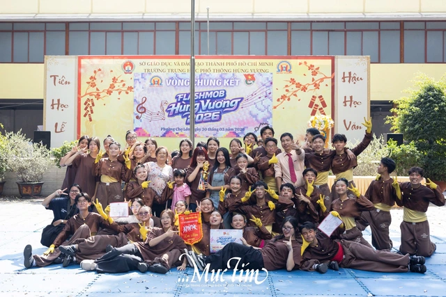Mang bà ngoại lên sân khấu, teen Trường THPT Hùng Vương thắng lớn hội thi flashmob 2026 - Ảnh 3.