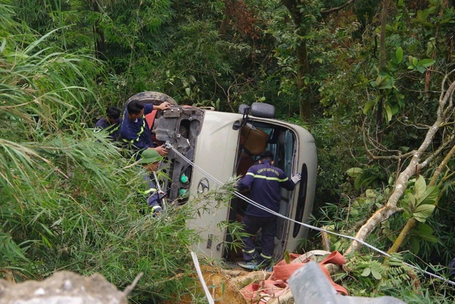 8 injured as bus carrying bank staff plunges into ravine in northern Vietnam- Ảnh 1.