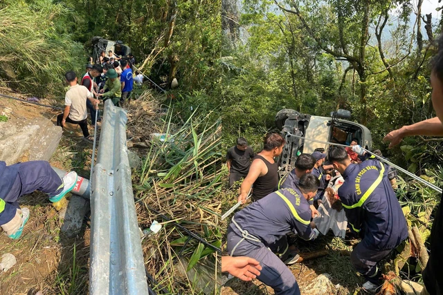 8 injured as bus carrying bank staff plunges into ravine in northern Vietnam- Ảnh 2.