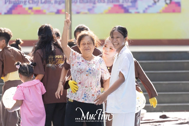 Mang bà ngoại lên sân khấu, teen Trường THPT Hùng Vương thắng lớn hội thi flashmob 2026 - Ảnh 1.