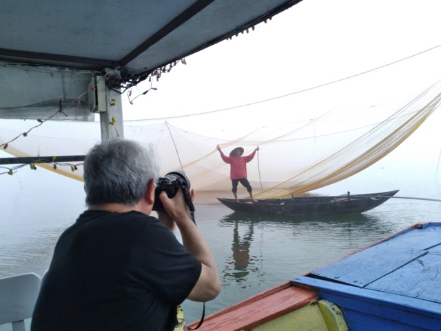 In Vietnam, award-winning image turns fisherman into role model for emulators- Ảnh 3.