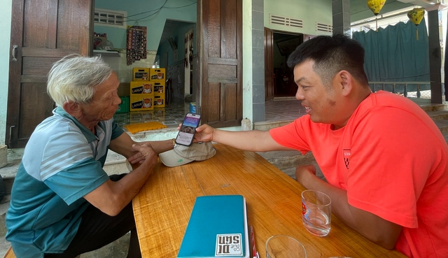In Vietnam, award-winning image turns fisherman into role model for emulators- Ảnh 1.