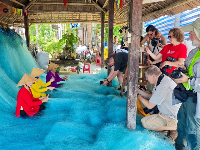 In Vietnam, award-winning image turns fisherman into role model for emulators- Ảnh 4.