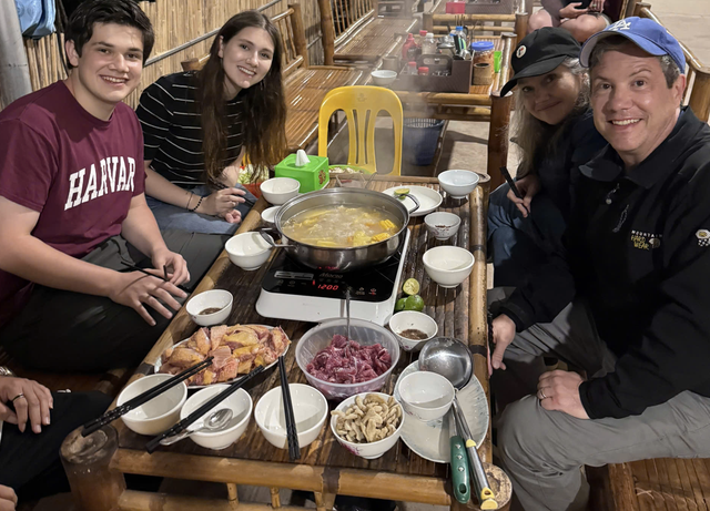 American family pays $3,000 each to wash dishes, catch fish in Vietnam- Ảnh 1. American family pays $3,000 each to wash dishes, catch fish in Vietnam- Ảnh 1.