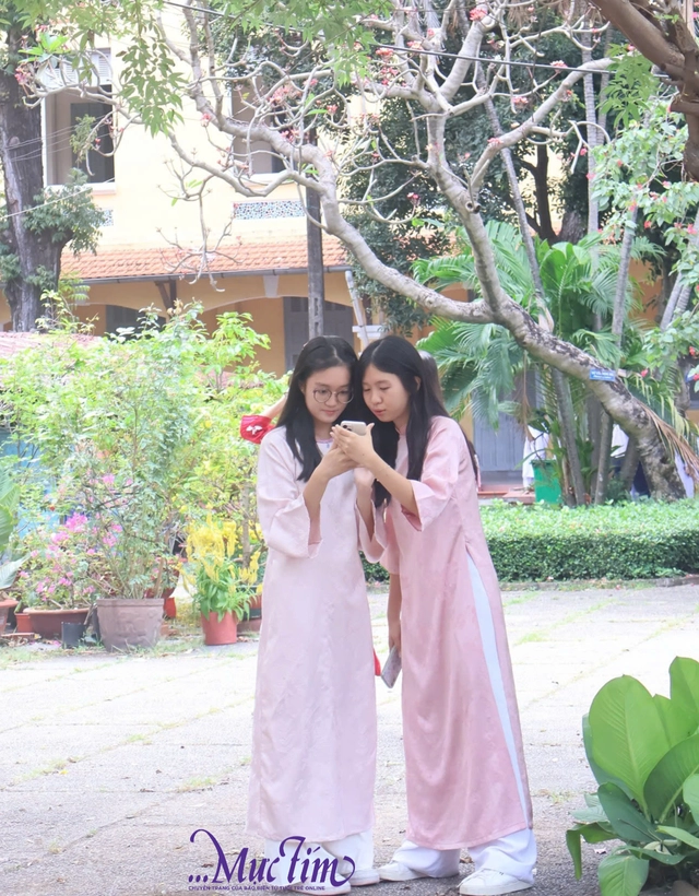 Teen Trường THPT Nguyễn Thị Minh Khai rực rỡ áo dài đến trường - Ảnh 5.