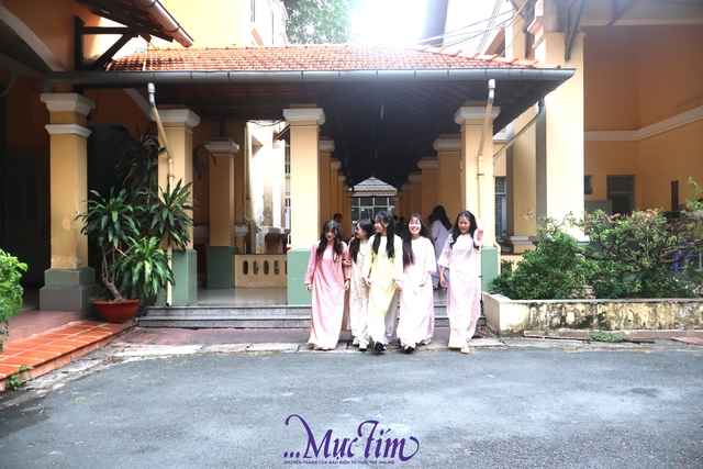 Teen Trường THPT Nguyễn Thị Minh Khai rực rỡ áo dài đến trường - Ảnh 2.