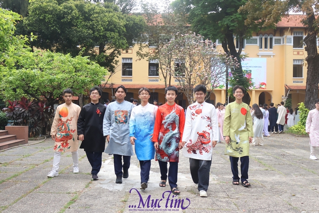 Teen Trường THPT Nguyễn Thị Minh Khai rực rỡ áo dài đến trường - Ảnh 4.