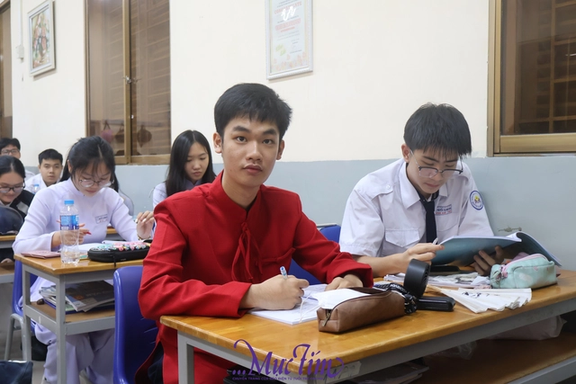 Teen Trường THPT Nguyễn Thị Minh Khai rực rỡ áo dài đến trường - Ảnh 7.