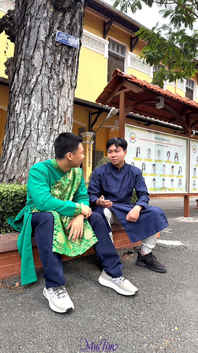 Teen Trường THPT Nguyễn Thị Minh Khai rực rỡ áo dài đến trường - Ảnh 3.