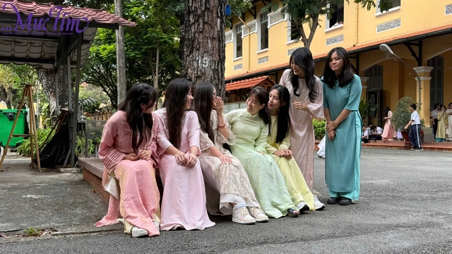 Teen Trường THPT Nguyễn Thị Minh Khai rực rỡ áo dài đến trường - Ảnh 10.