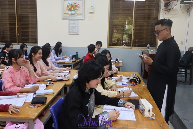 Teen Trường THPT Nguyễn Thị Minh Khai rực rỡ áo dài đến trường - Ảnh 11.