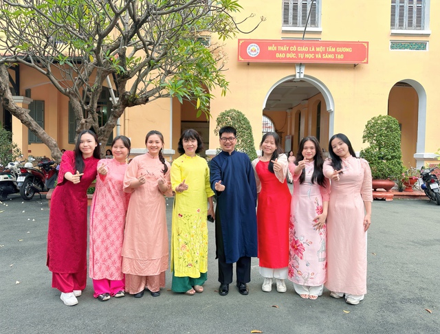 Teen Trường THPT Nguyễn Thị Minh Khai rực rỡ áo dài đến trường - Ảnh 16.