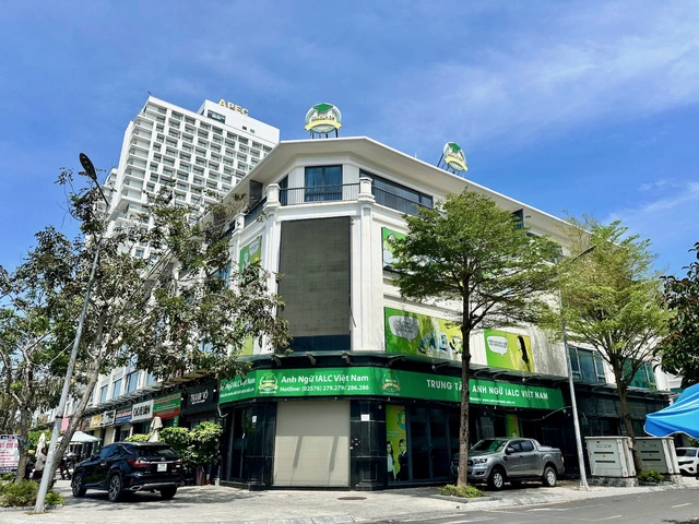 In Vietnam, parents complain after English center shuts, foreign teachers fail to appear- Ảnh 1.