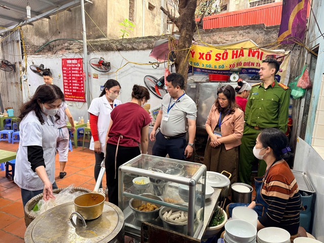 Hanoi ‘bun rieu’ stall shut over hygiene complaint from Chinese tourist- Ảnh 2.
