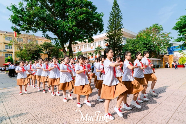 HƯớng dẫn thực hiện nghi thức Đội: Khi nào cần đến đội hình chữ U và đội hình vòng tròn? - Ảnh 1.