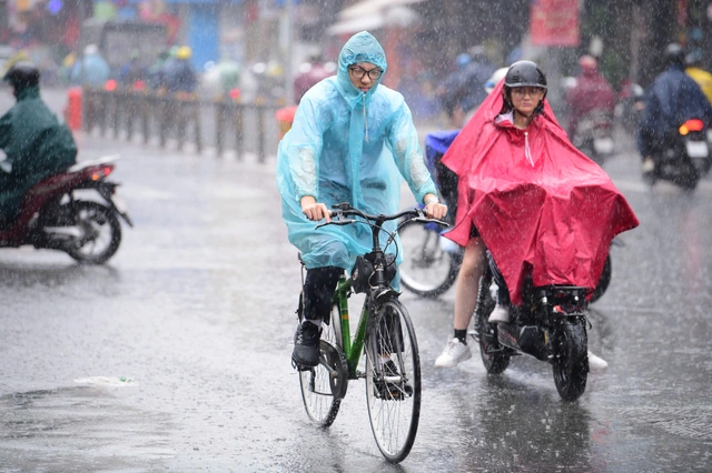 Ho Chi Minh City expected to see off-season rains through Friday - Ảnh 1.