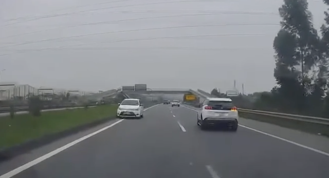 Vietnam fines female driver for wrong-way driving on expressway - Ảnh 1.