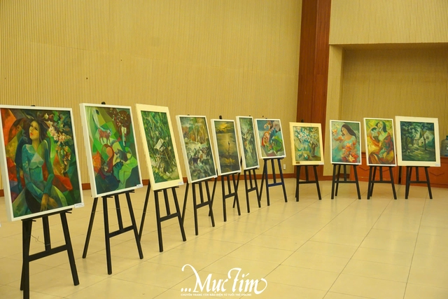 Tôn vinh vẻ đẹp người phụ nữ với triển lãm ‘Sắc màu cảm xúc’ - Ảnh 8.