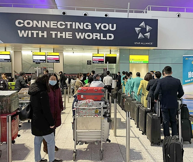 Vietnamese travelers scramble for routes home as Middle East disruptions cancel flights, drive up fares- Ảnh 3.