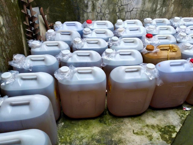 Crowds stockpile fuel in Vietnam’s Dak Lak ahead of price hike - Ảnh 2.