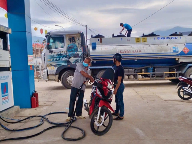 Crowds stockpile fuel in Vietnam’s Dak Lak ahead of price hike - Ảnh 1.