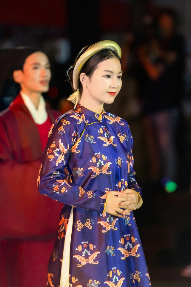 Người trẻ tự hào khoe bản sắc Việt với áo dài - Ảnh 2.