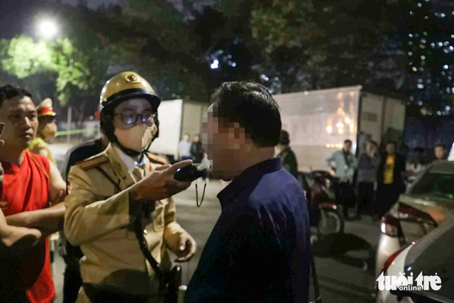 Hanoi multi-vehicle crash leaves 4 injured, with driver testing positive for alcohol - Ảnh 2.