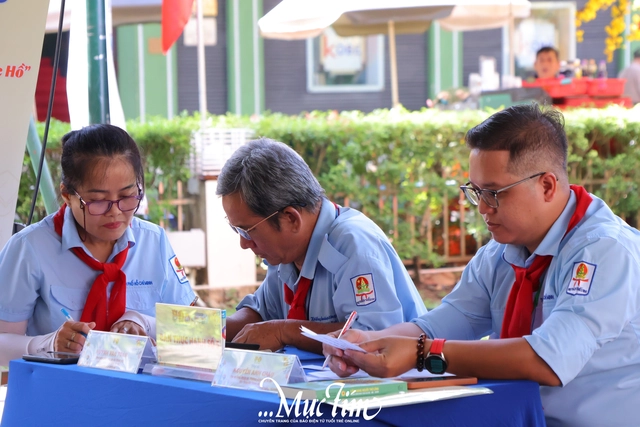 575 phụ trách Đội tranh tài tại ngày thi thứ hai Olympic Cánh én- Ảnh 23.