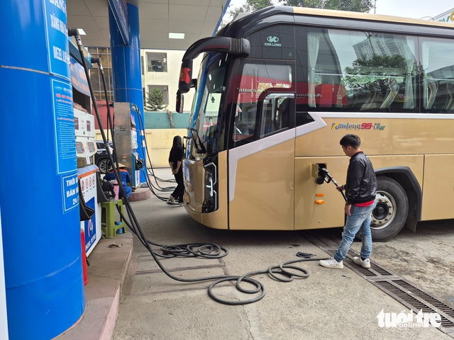Vietnam raises fuel prices for 2nd time in 3 days amid Middle East tensions - Ảnh 1.