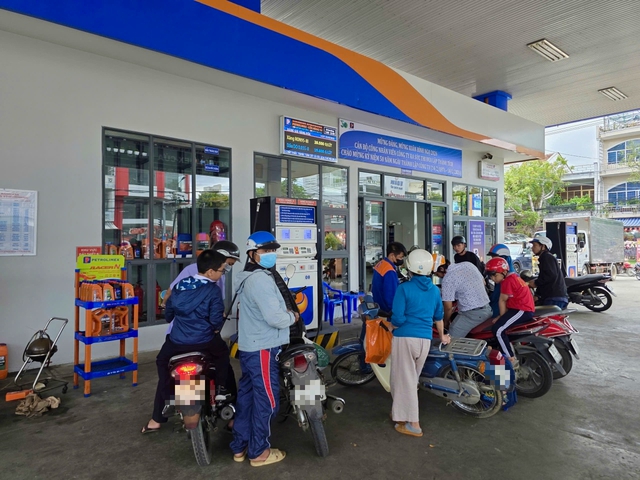 Crowds stockpile fuel in Vietnam’s Dak Lak ahead of price hike - Ảnh 3.
