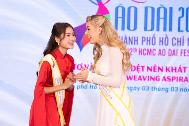 Người trẻ tự hào khoe bản sắc Việt với áo dài - Ảnh 1.