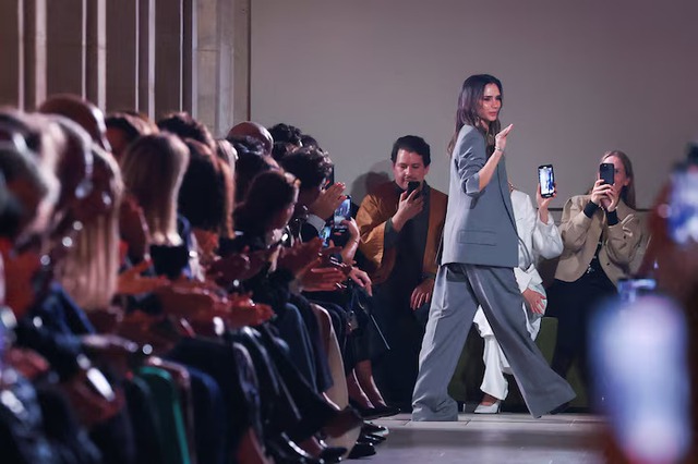 Victoria Beckham shows sheer dresses and sharp suits at Paris Fashion Week - Ảnh 1.