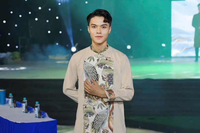 Người trẻ tự hào khoe bản sắc Việt với áo dài - Ảnh 4.