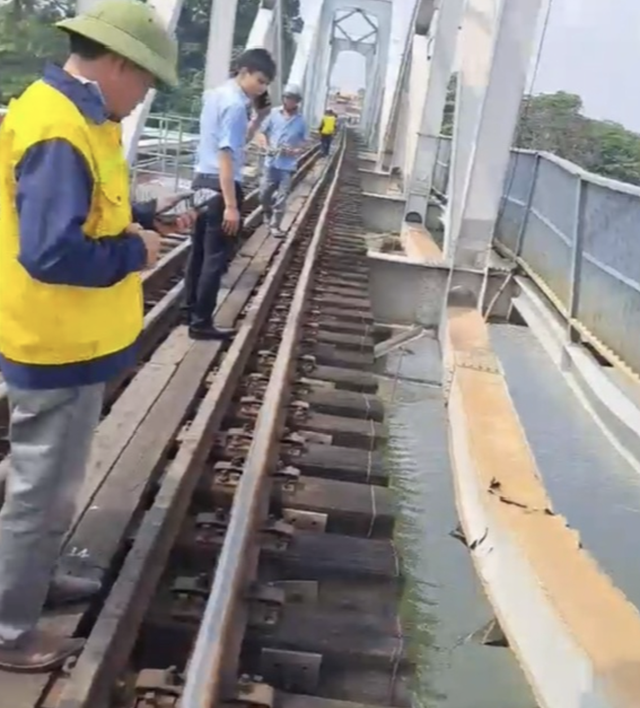 Temporary repairs planned after barge collision damages railway bridge in southern Vietnam- Ảnh 1.
