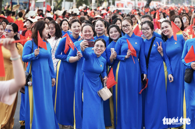 3,000 women in ‘ao dai’ gather along Nha Trang beach- Ảnh 2. 3,000 women in ‘ao dai’ gather along Nha Trang beach- Ảnh 2.