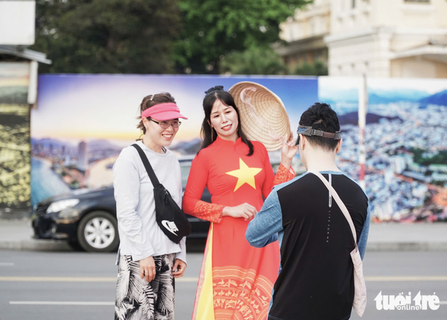 3,000 women in ‘ao dai’ gather along Nha Trang beach- Ảnh 3. 3,000 women in ‘ao dai’ gather along Nha Trang beach- Ảnh 3.