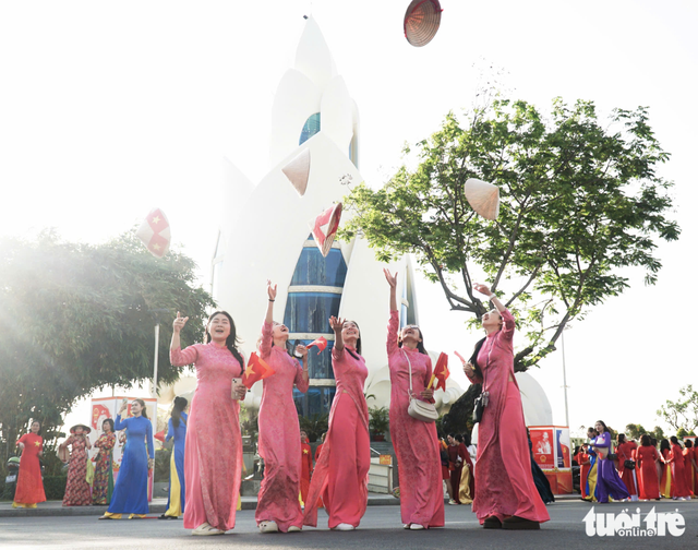 3,000 women in ‘ao dai’ gather along Nha Trang beach- Ảnh 4. 3,000 women in ‘ao dai’ gather along Nha Trang beach- Ảnh 4.