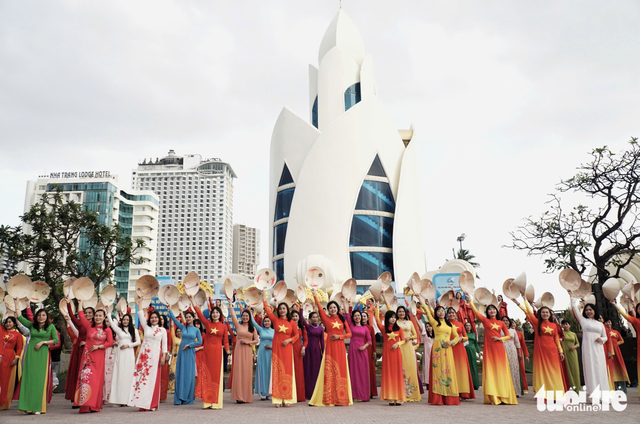 3,000 women in ‘ao dai’ gather along Nha Trang beach- Ảnh 5. 3,000 women in ‘ao dai’ gather along Nha Trang beach- Ảnh 5.