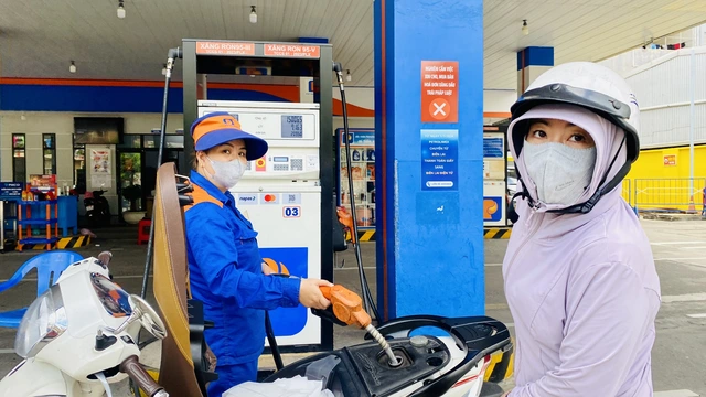 Da Nang posts hotline numbers, warns against fuel hoarding- Ảnh 1.
