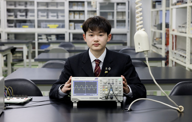 As Fukushima memories fade, Japan embraces a nuclear-powered future - Ảnh 1.
