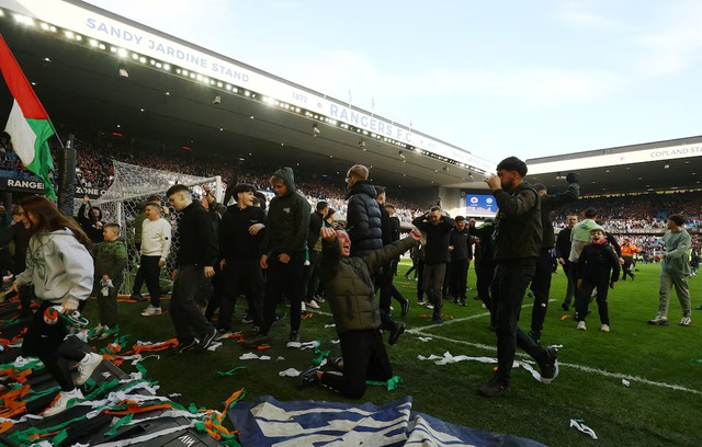 Fans clash after Celtic beat Rangers in Scotland's 'Old Firm' soccer derby - Ảnh 7.