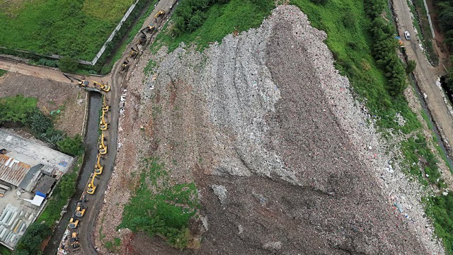 Indonesia searches for missing after landfill collapse kills 4 - Ảnh 3.