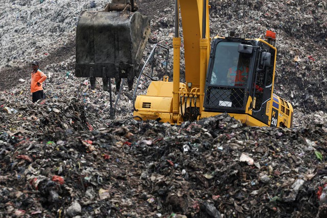 Indonesia searches for missing after landfill collapse kills 4 - Ảnh 1.