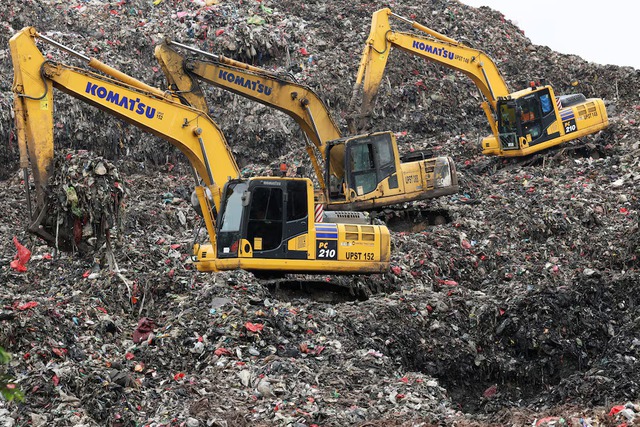 Indonesia searches for missing after landfill collapse kills 4 - Ảnh 2.